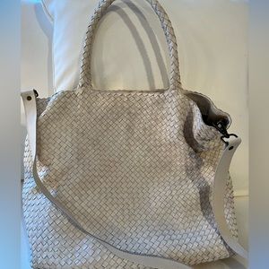 Beautiful woven leather tote bag! Spacious internal pockets.